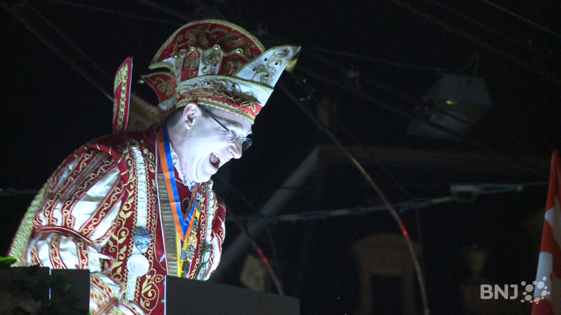 Le Prince Daniel II a lancé les festivités du cortège de nuit, du haut de son char.