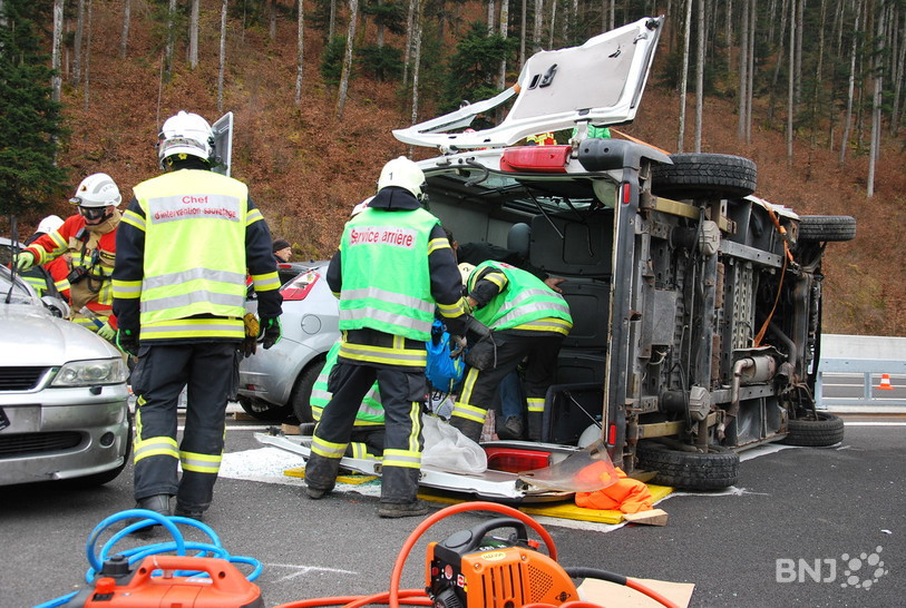 Les secours à la tâche, sur ce minibus qui contenait 11 personnes.