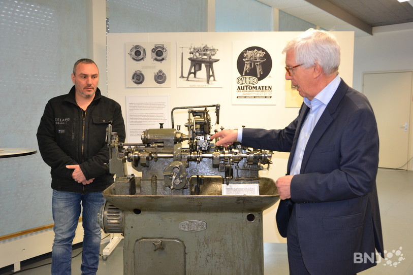 Stéphane Froidevaux (à gauche), conservateur du Musée du Tour Automatique et d'Histoire de Moutier, et Francis Koller, président du Conseil de fondation du MTAH, présentent une des trois machines qui sont à découvrir au Forum de l'Arc.