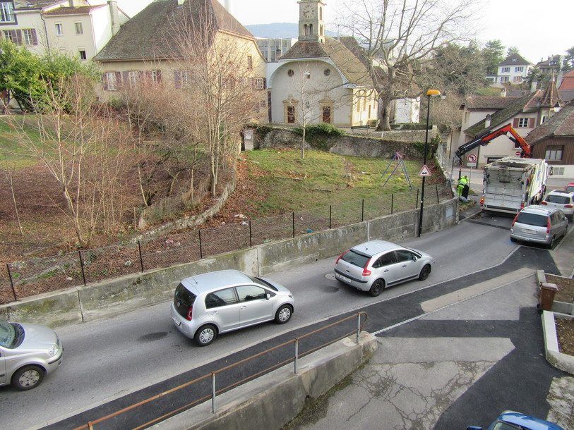 La circulation routière devant la parcelle est problématique, selon le comité de citoyens. Ils observent fréquemment des embouteillages aux heures de pointe. 
