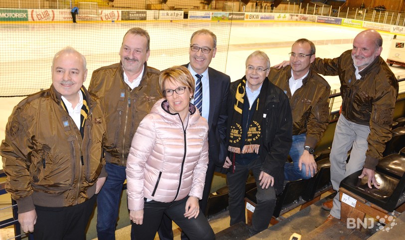 Guy Parmelin entouré de la présidente du Gouvernement jurassien Nathalie Barthoulot et d'une partie du comité du HC Ajoie