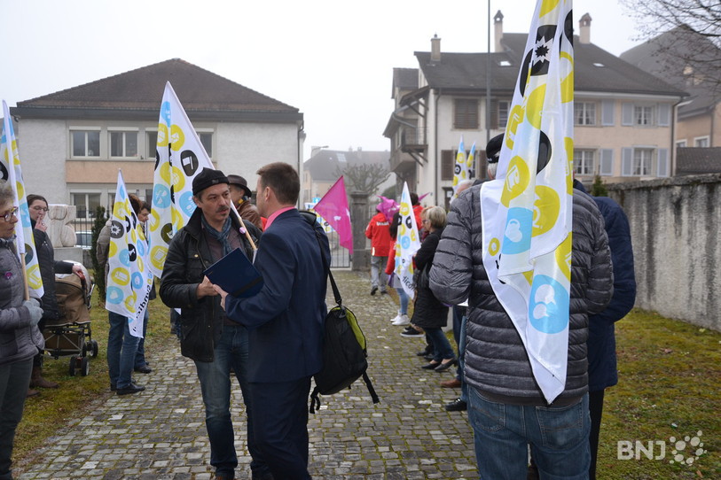 Syndicom et les femmes devant le Parlement jurassien