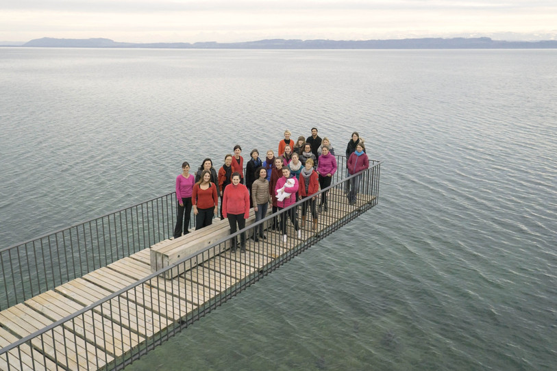 Groupe de diététiciens sur une passerelle