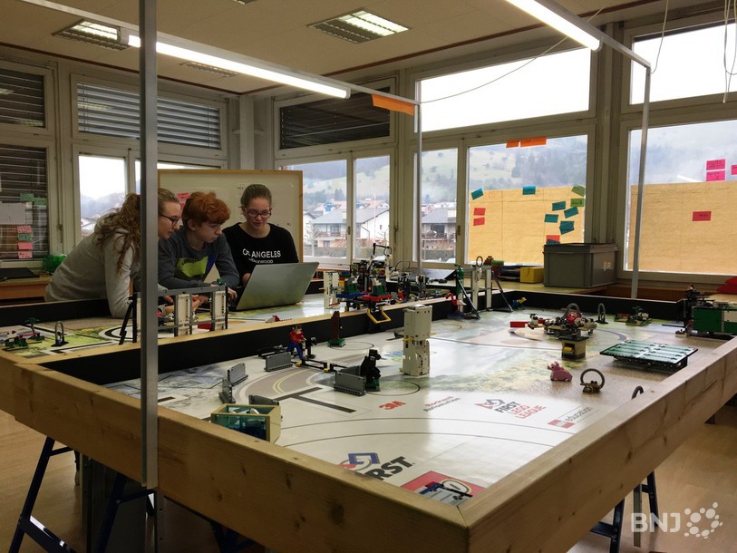 Les membres du club Robots-JU réalisaient les derniers préparatifs mercredi après-midi.