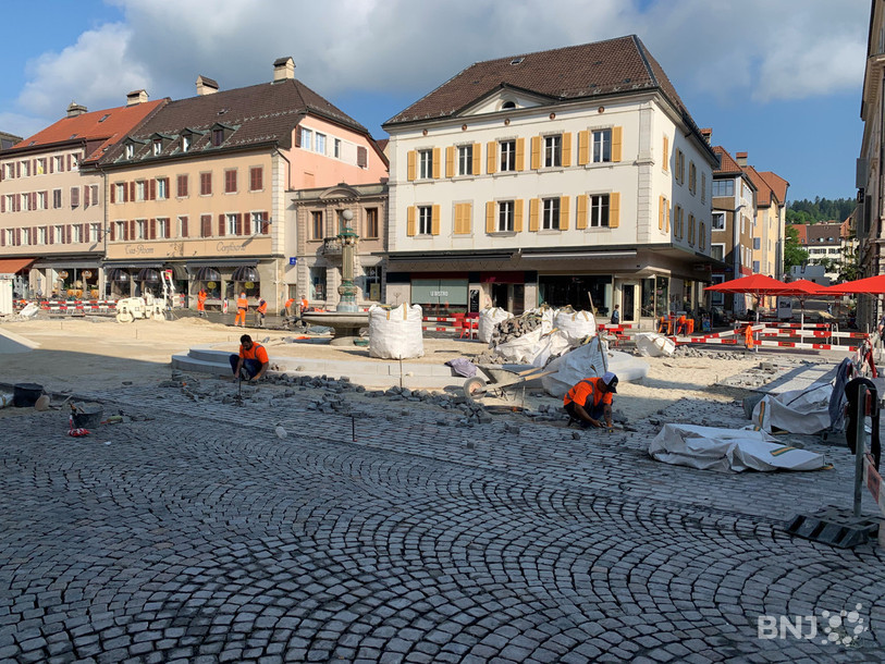 Les travaux de pavage ont débuté début juin sur la place du Marché à La Chaux-de-Fonds. Ils devraient s'achever fin juillet. 