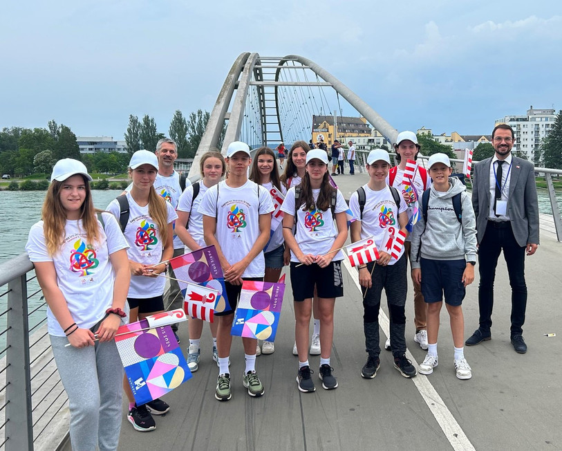 Une dizaine de jeunes en Sports-Arts-Etudes composaient la délégation jurassienne emmenée par le ministre Martial Courtet (à droite), ici sur la passerelle des trois pays. (Photo : Canton du Jura)