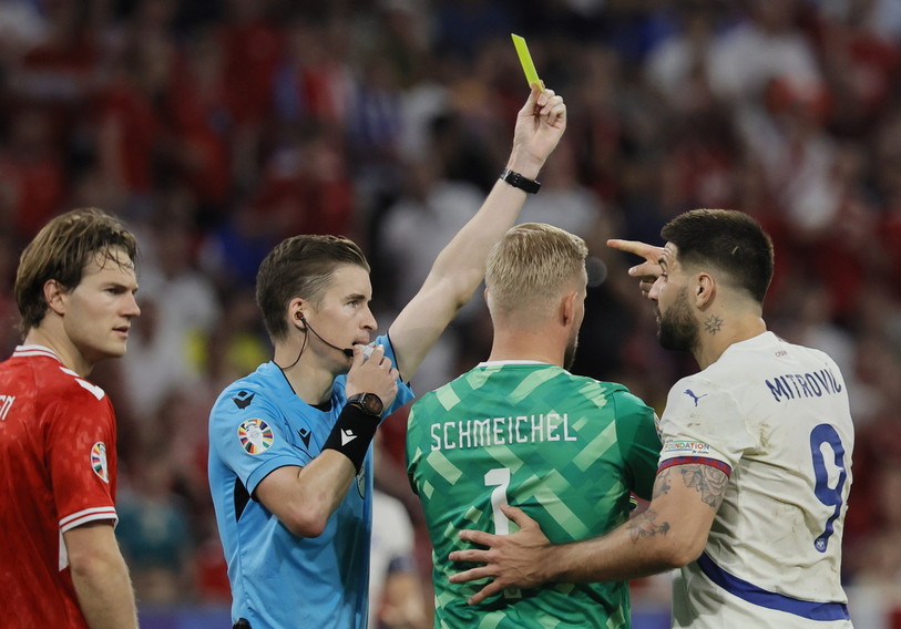 L'arbitre français Francois Letexier délivre un carton jaune au Serbe Aleksandar Mitrovic pendant le match entre le Danemark et la Serbie mardi soir. (Photo : EPA/Ronald Wittek).