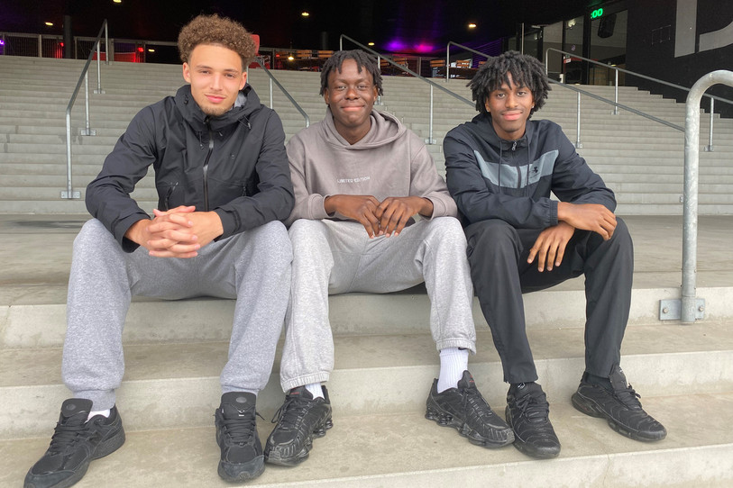 trois jeunes joueurs de la Xamax Academy. De gauche à droite : Marouane Calame, Brillani Soro et Hugo Bigiramana.