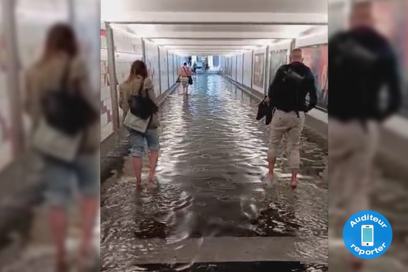 Le sous-voie de la gare à Delémont a notamment été inondé ce mercredi après-midi.