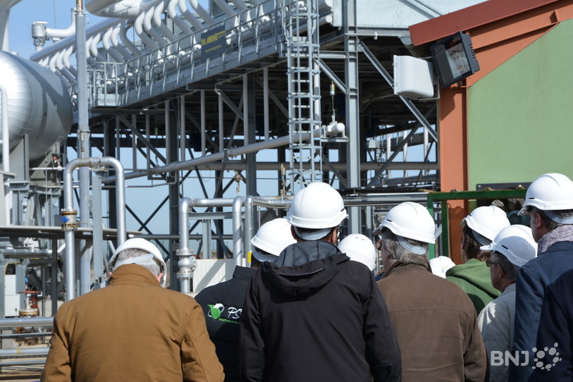 Des participants casqués et attentifs lors de la visite de la centrale géothermique de Soultz-Sous-Forêts.