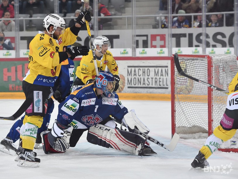 Rüfenacht lèvent les bras devant Hiller, le CP Berne vient d'ouvrir le score à la Tissot Arena (photo : Georges Henz)