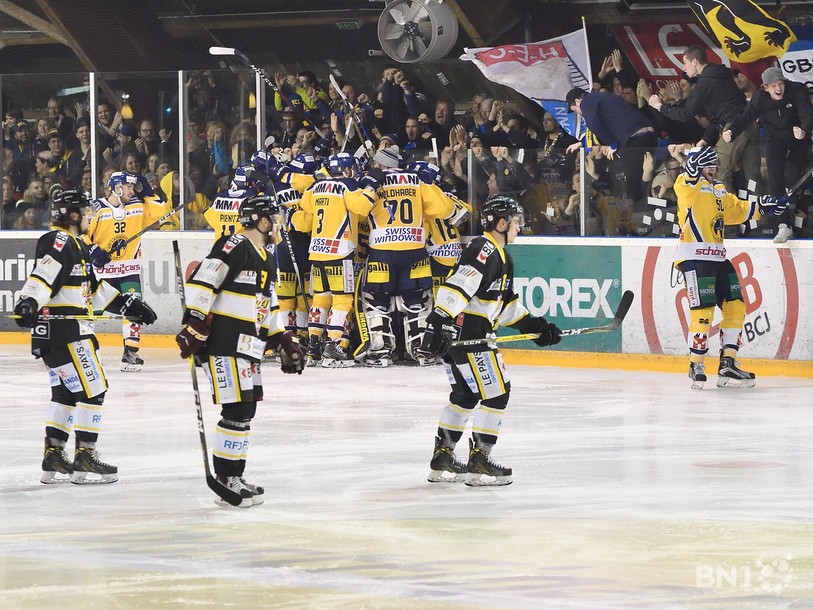 La joie des joueurs de Langenthal après la réussite de Tschannen dans la prolongation (photo : Georges Henz)