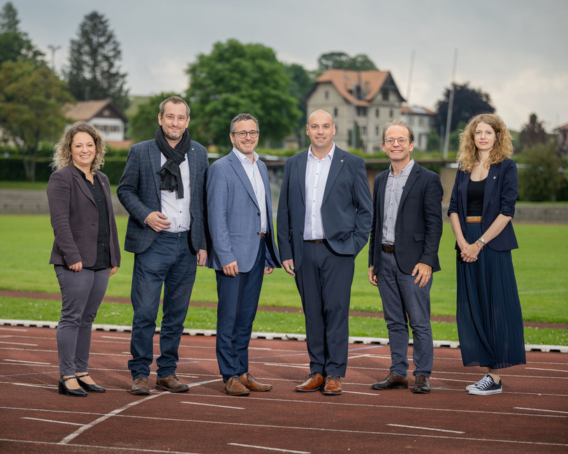 La photo officielle du Conseil communal de La Chaux-de-Fonds a été prise au Parc des sports de la Charrière. (Photo : Patrice Schreyer).
