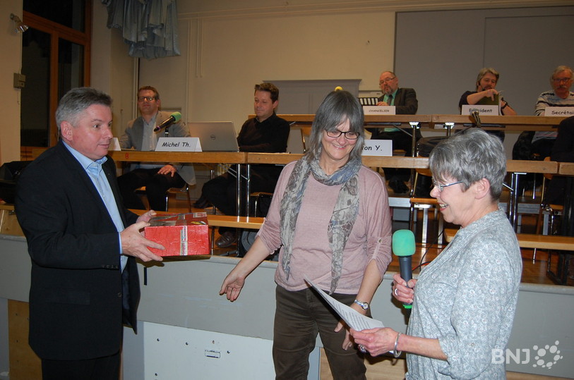 Des membres du POP ont remis au Conseil communal de Val-de-Travers une pétition munie de 1'607 signatures.