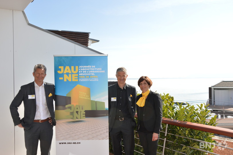 Les trois membres du comité d'organisation: de gauche à droite, Frédéric Pont, Christophe Pont et Caroline Schlaepfer devant l'architecture contemporaine du Palafitte à Neuchâtel.
