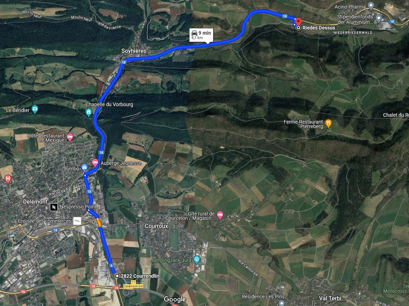 L'actuel tracé entre Delémont et Riedes-Dessus. Le projet consiste en une route souterraine qui passerait entre Courroux et le Val-Terbi puis passerait sous les terrains agricoles et le relief. (Plan : Google maps)