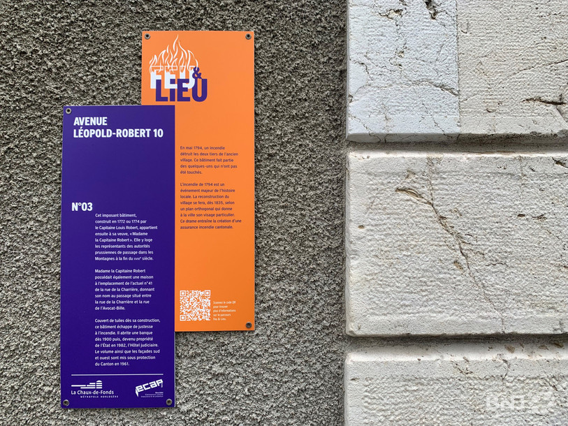 Du bleu pour les bâtiments, de l’orange pour les flammes. Le parcours « feu et lieu » se met au goût du jour à La Chaux-de-Fonds.
