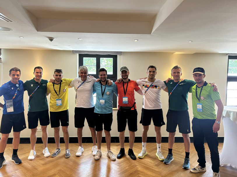 Le groupe de Jurassiens au camp de base des arbitres à
Francfort (Photo : Joris Bouele).