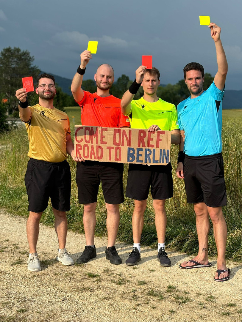 Les supporters jurassiens ont reçu les maillots officiels des arbitres de la compétition. (Photo : Joris Bouele)