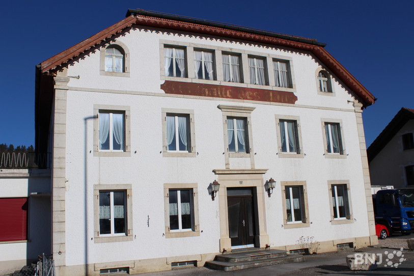 L'ancien hotel est situé aux Emibois.
