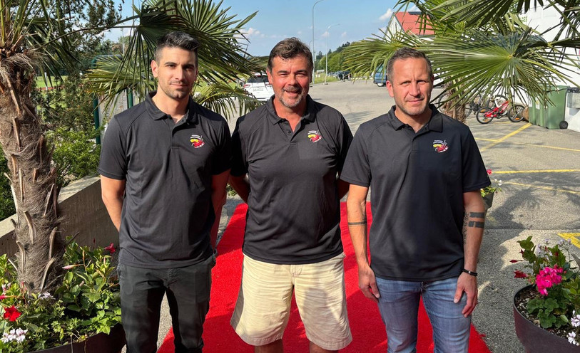 Vincent Léchenne sera entouré de Thomas Hentzi (à gauche) et Steve Pochon à la barre du HC Franches-Montagnes la saison prochaine (photo : HC Franches-Montagnes).