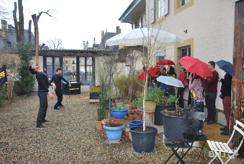 La visite du Théâtre du Passage s'est faite au rythme de plusieurs spectacles dans des lieux inédits, comme ici dans le jardin devant le bâtiment adminisrtatif. 