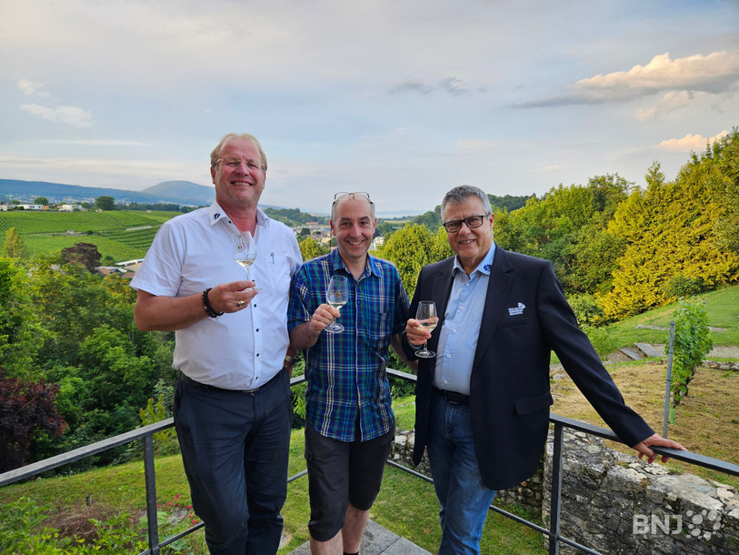 De gauche &agrave; droite: Carlo Monnat (membre de la direction de la F&ecirc;te des vendanges), Jean-Marc Jungo (associ&eacute; de la Cave des Lauriers), et Patrick Vaudroz (pr&eacute;sident de la commission vigne, vin, terroir et gastronomie de la F&ecirc;te des vendanges).
