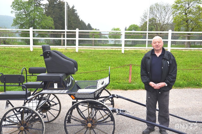 Henri Kuhnen, président du concours d'attelage, à côté d'un char de marathon