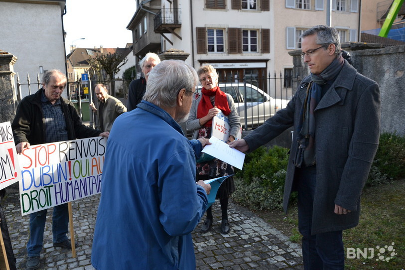 Les pétitions sont remises devant la Chancellerie à Delémont.