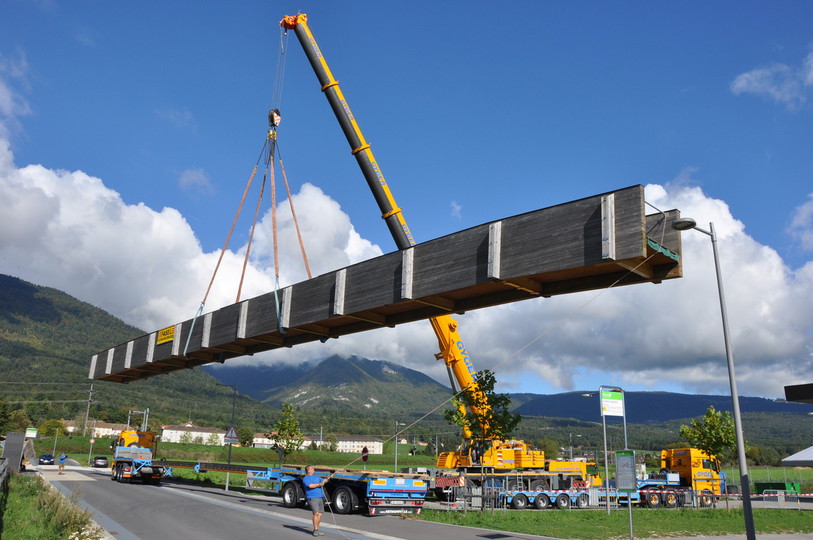 La passerelle lors de son transfert entre Serrières et Boudry. 