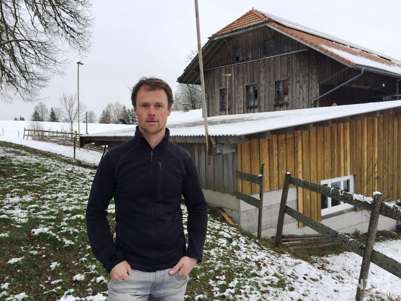 Jürg Gyger, devant le garage au-dessus duquel pourront être installées deux chambres.