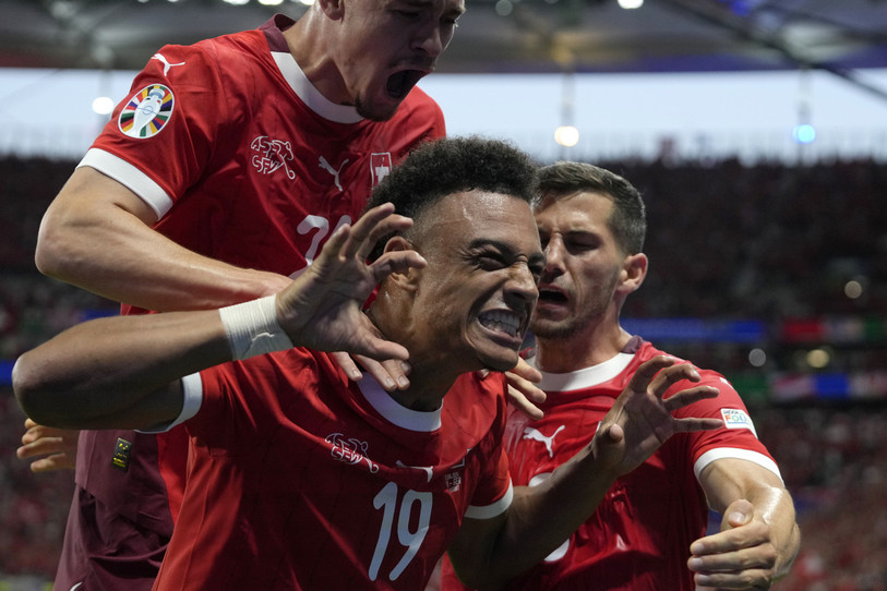 Dan Ndoye et ses coéquipiers de l'équipe de Suisse espèrent réussir quelque chose de grand samedi face à l'Italie. (Photo : AP Photo/Themba Hadebe).