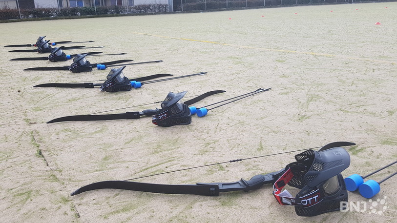 Un arc, des flèches et un casque à visière: l'équipement nécessaire avant de se lancer dans une partie d'archery tag.