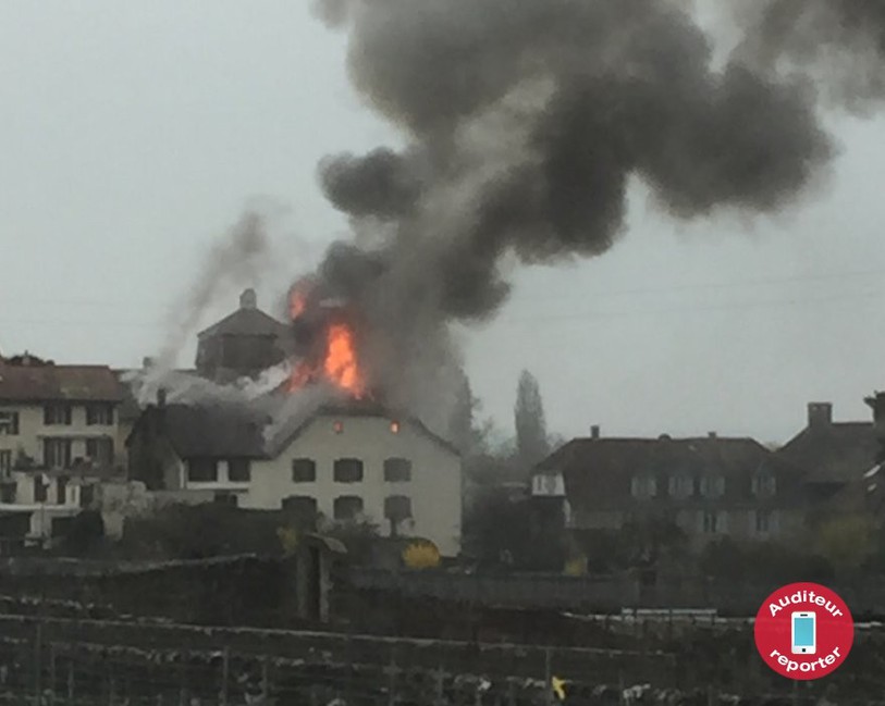 Le feu s'est déclaré dans un appartement de la Grand-Rue 46 avant de se propager sous les combles des bâtiments mitoyens..