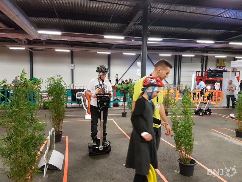   Enfants et parents peuvent s'essayer librement au gyropode.
