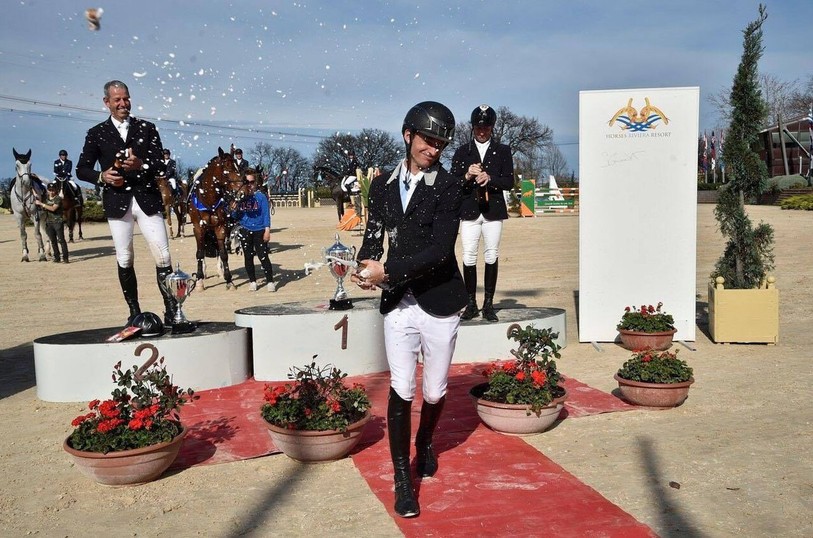 Steve Guerdat célèbre sa victoire devant Edwin Smits (photo : CSI San Giovanni)