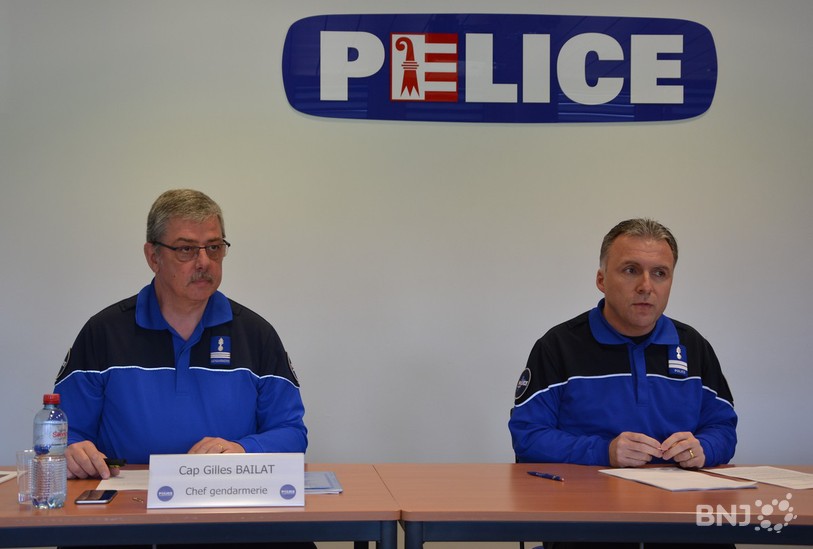 Le chef de la gendarmerie, Gilles Bailat (à gauche) et le commandant de la police cantonale, Damien Rérat, ont présenté les statistiques de la sécurité routière.