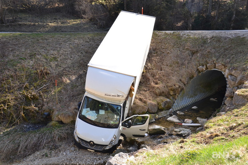 Le véhicule a terminé sa course dans le ruisseau.