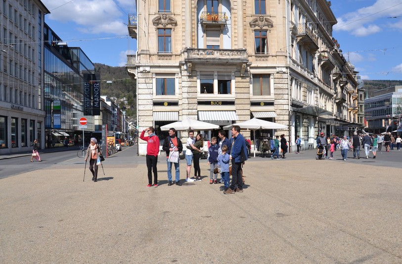 Des participants au jeu de piste attendent Martin Luther sur la Place Centrale à Bienne.