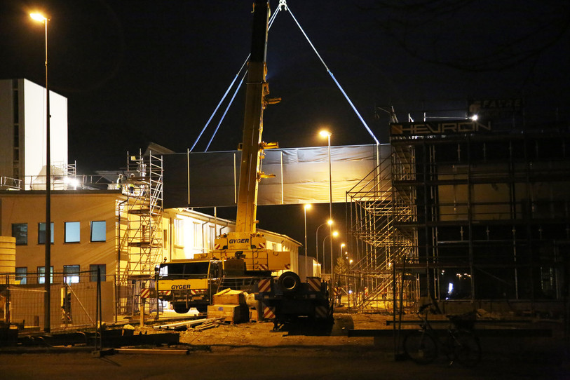 La passerelle a été posée durant la nuit de lundi à mardi (photo: Camille Bloch)