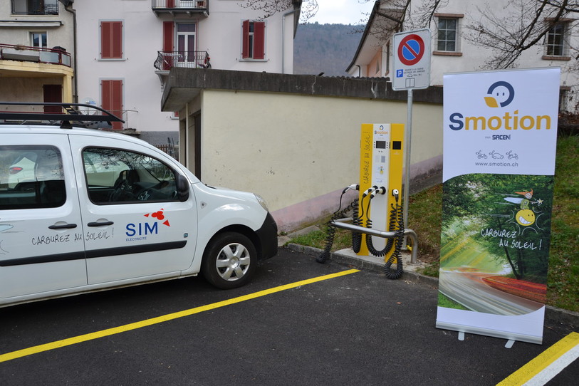 Les deux bornes de recharges situées à la place du Viaduc