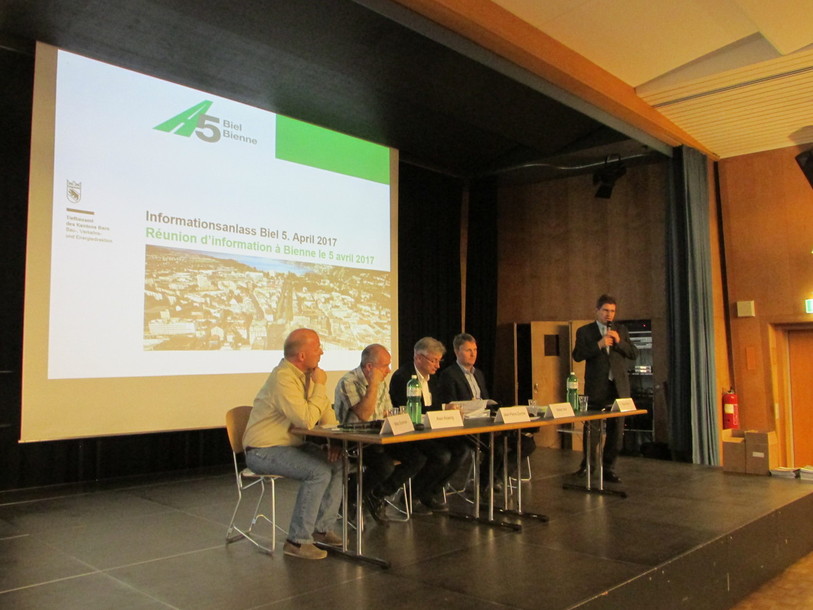 Des représentants du canton de Berne et le maire de Bienne Erich fehr ont exposé le projet et répondu aux questions du public. 