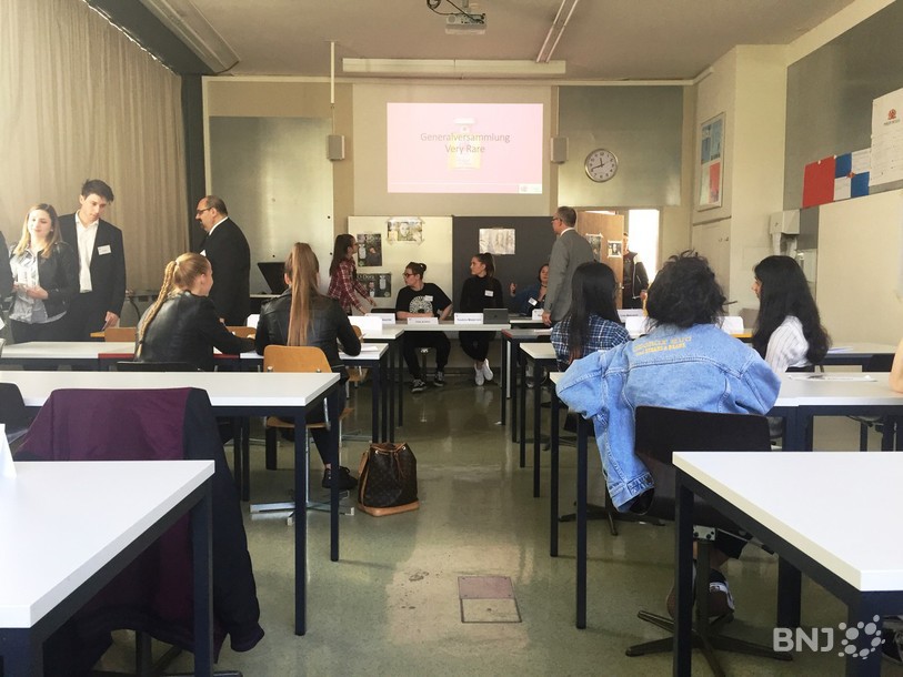 Simulation d'assemblée générale dans une salle de classe de l'école de commerce.