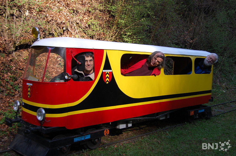 Des bénévoles dans le P'tit train de Valangin.