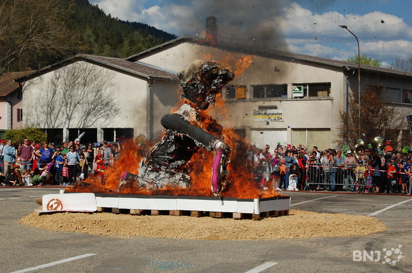 Le Bonhomme hiver 2017 a brûlé vite après le grand cortège du Carnavallon.
