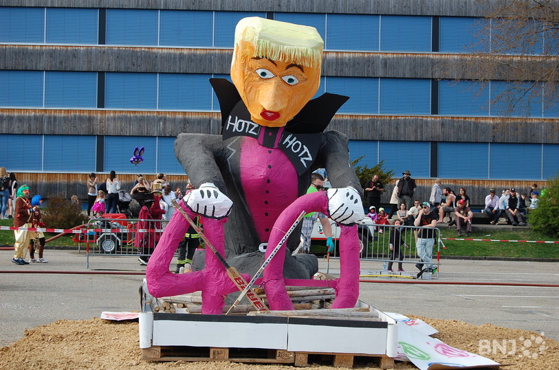 Le Bonhomme hiver du Carnavallon 2017 avant de brûler.