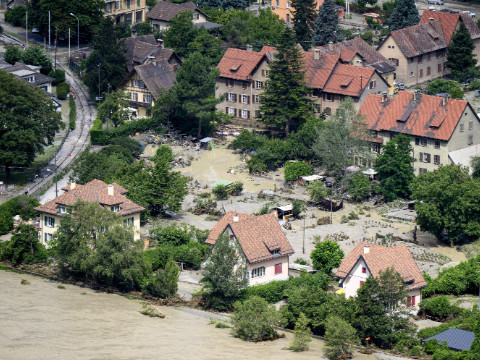 Le Rhône est sorti de son lit, notamment à Chippis. (Photo : © KEYSTONE / JEAN-CHRISTOPHE BOTT)