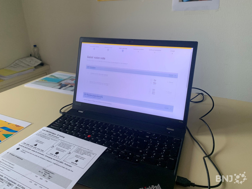 Le public a pu tester le vote électronique à l'occasion des portes ouvertes du centre de compétence de la Poste.