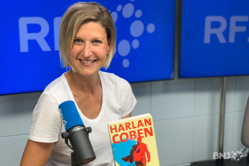 Stéphanie et son livre de chevet, un roman policier comme elle les adore.