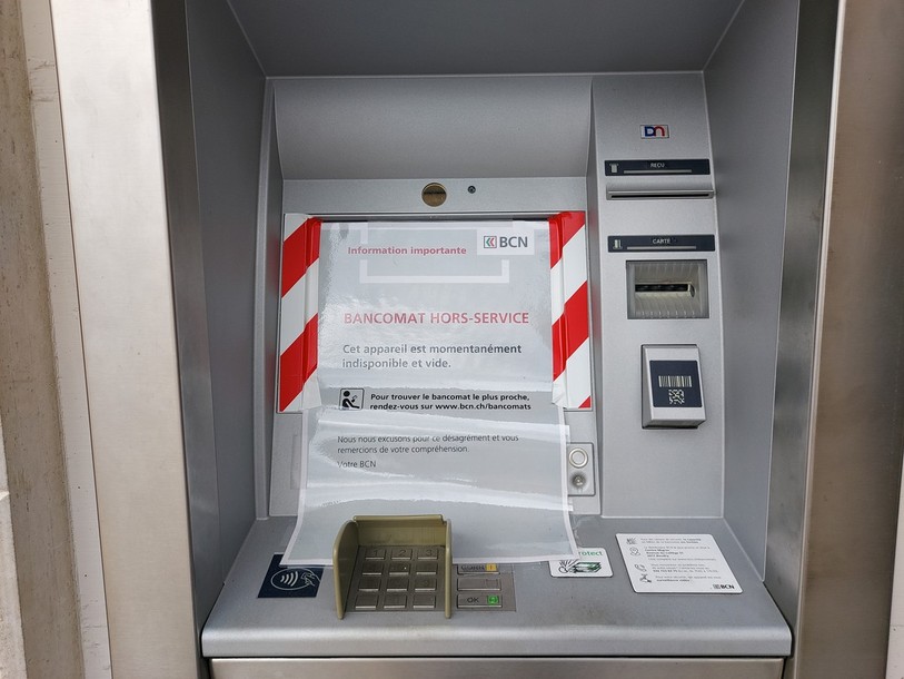 Le bancomat BCN de l'Île, à Areuse,  fait partie des machines qui ont été mises hors-service cette année. 
